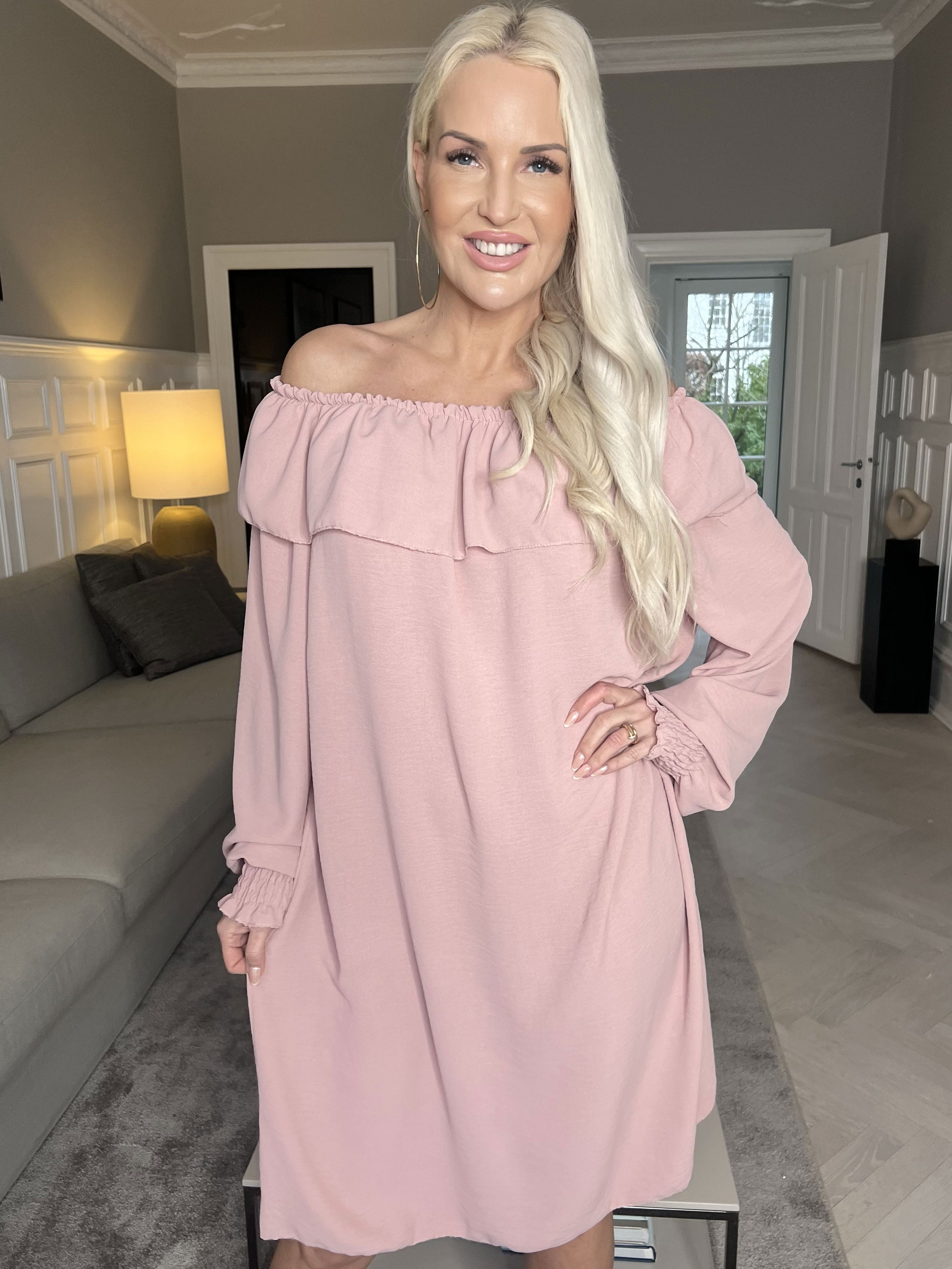 Elpida - Söt klänning med volangkant och ärmar med smock